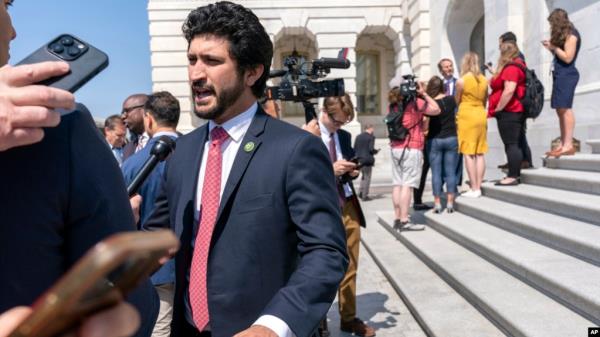 FILE - 美国众议员格雷格·卡萨尔（Greg Casar）在2023年5月华盛顿演讲。他是60多名国会议员之一，敦促总统乔·拜登（Joe Biden）确保释放在巴基斯坦被拘留的人，包括前总理伊姆兰·汗。
